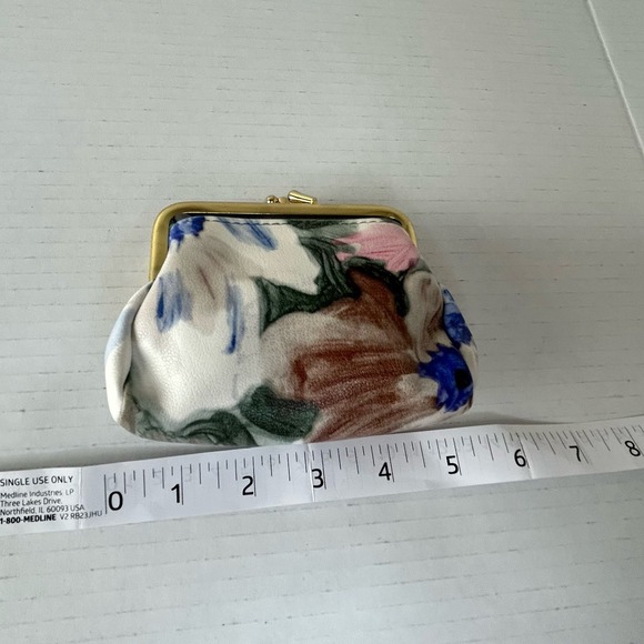 Buxton Vinyl Floral Change Purse Tri-clasp Compartments - Picture 1 of 9